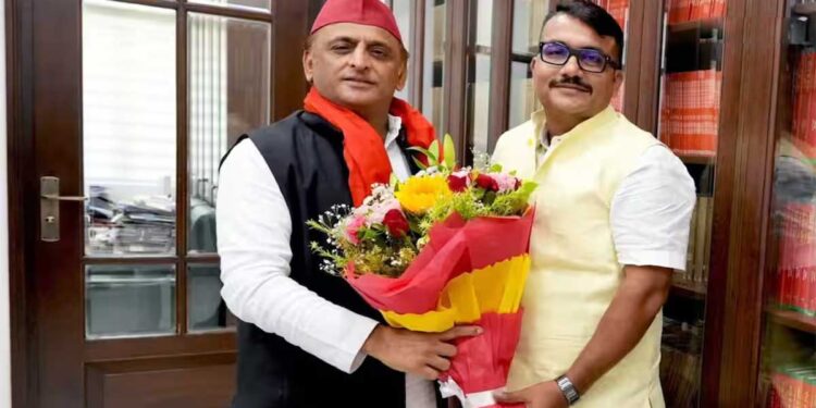 Ravi Kishan से बहस के बाद BJP पार्षद का बड़ा फैसला! Akhilesh Yadav से मिले विश्वजीत त्रिपाठी, सहजनवां से लड़ सकते हैं चुनाव
