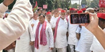 बलिया में INDIA गठबंधन का आंदोलन, अकमल नईम खां मुन्ना ने कलेक्ट्रेट पहुंचकर सौंपा ज्ञापन