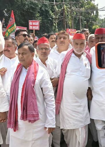 बलिया में INDIA गठबंधन का आंदोलन, अकमल नईम खां मुन्ना ने कलेक्ट्रेट पहुंचकर सौंपा ज्ञापन