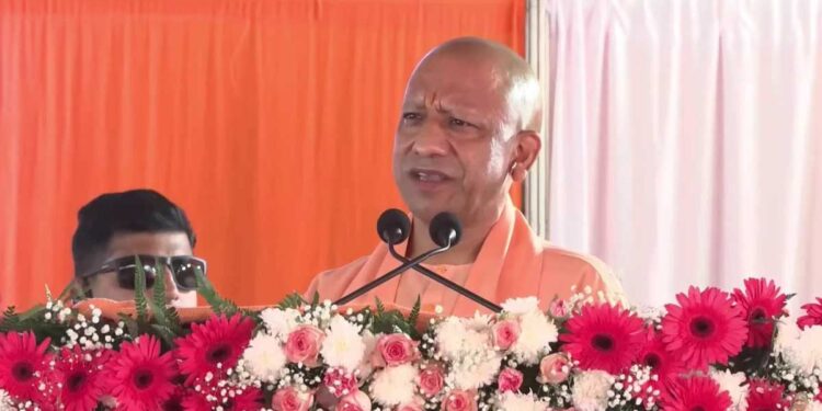 UP News: CM योगी का सपा पर बड़ा हमला, बोले- पहले उत्सव से पहले होता था उपद्रव, अब बेखौफ निकल रहे लोग