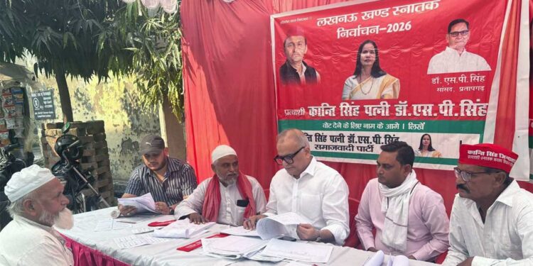 लखनऊ पश्चिम में मतदान केंद्रों का निरीक्षण करने पहुँचे पूर्व विधायक मोहम्मद रेहान, मतदाताओं से की मतदान की अपील