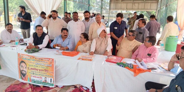 आगरा ग्रामीण के अकोला ब्लॉक में भाजपा नेता उपेंद्र सिंह ने निभाई चुनावी जिम्मेदारी