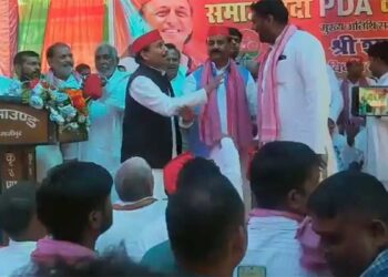 UP Politics: PDA सम्मेलन में सपा नेताओं के बीच भिड़ंत! श्यामलाल पाल के सामने हुआ विवाद, 2027 चुनाव से पहले बढ़ी मुश्किलें?