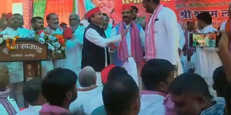UP Politics: PDA सम्मेलन में सपा नेताओं के बीच भिड़ंत! श्यामलाल पाल के सामने हुआ विवाद, 2027 चुनाव से पहले बढ़ी मुश्किलें?