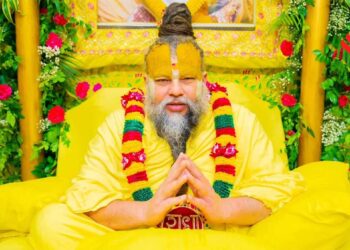 Vrindavan में प्रेमानंद महाराज के आश्रम के बाहर हाईवोल्टेज ड्रामा! लापता बेटे की तलाश में पहुंचे माता-पिता से मारपीट का आरोप