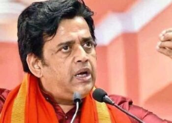 Ravi Kishan का बड़ा हमला, CM योगी के सामने मंच से बोले- ध्रुव को समर्थन करें
