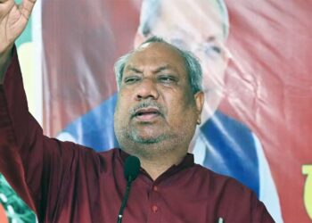 Sanjay Nishad: अखिलेश यादव पर संजय निषाद का बड़ा हमला, बोले- ‘कचौड़ी-पकौड़ी से बाहर नहीं निकल पा रहे’
