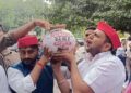UP में BJP-SP की ‘घड़ा फोड़ पॉलिटिक्स’! बीजेपी के बाद सपा का पलटवार, वाराणसी में फोड़ा ‘भ्रष्टाचार का मटका’
