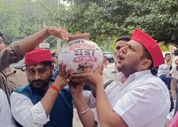 UP में BJP-SP की ‘घड़ा फोड़ पॉलिटिक्स’! बीजेपी के बाद सपा का पलटवार, वाराणसी में फोड़ा ‘भ्रष्टाचार का मटका’