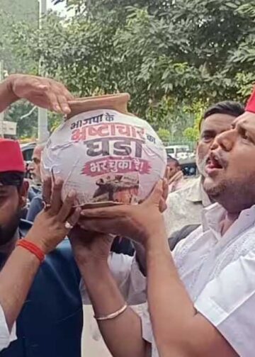UP में BJP-SP की ‘घड़ा फोड़ पॉलिटिक्स’! बीजेपी के बाद सपा का पलटवार, वाराणसी में फोड़ा ‘भ्रष्टाचार का मटका’