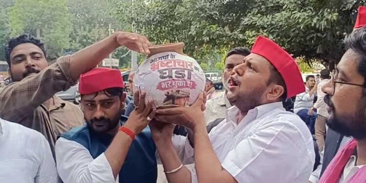 UP में BJP-SP की ‘घड़ा फोड़ पॉलिटिक्स’! बीजेपी के बाद सपा का पलटवार, वाराणसी में फोड़ा ‘भ्रष्टाचार का मटका’