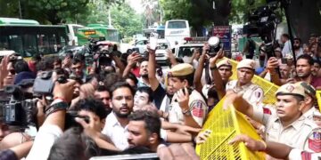 Delhi Protest में महिला पत्रकार का बड़ा आरोप, ACP Vivek Bhagat पर Sexual Harassment और धक्का-मुक्की का दावा