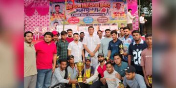 अकोला में चौधरी चरण सिंह टेनिस क्रिकेट महाकुंभ का भव्य समापन, उपेन्द्र सिंह ने विजेता टीम को दिया ₹31 हजार का पुरस्कार